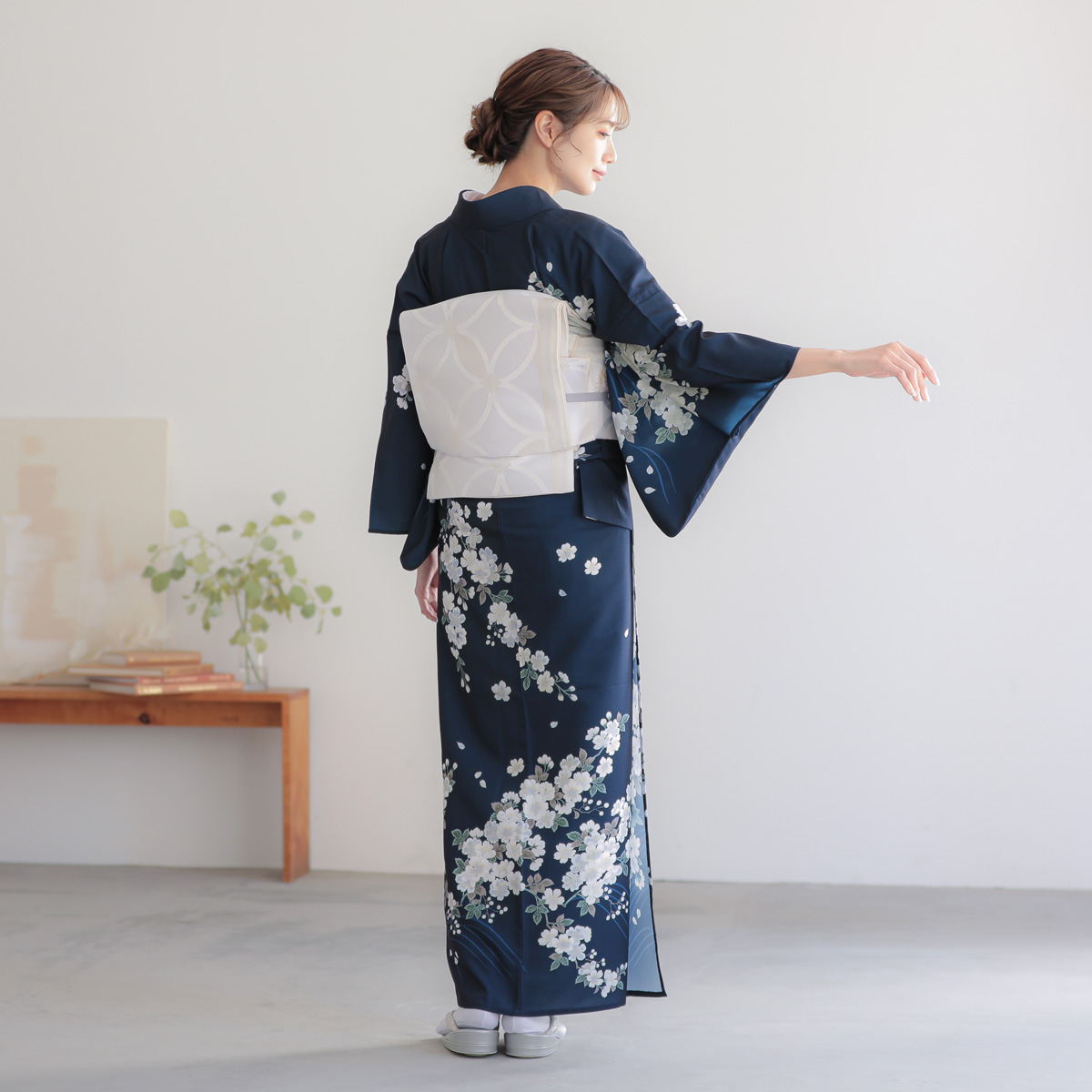 h1337　紺　流水に野ばら