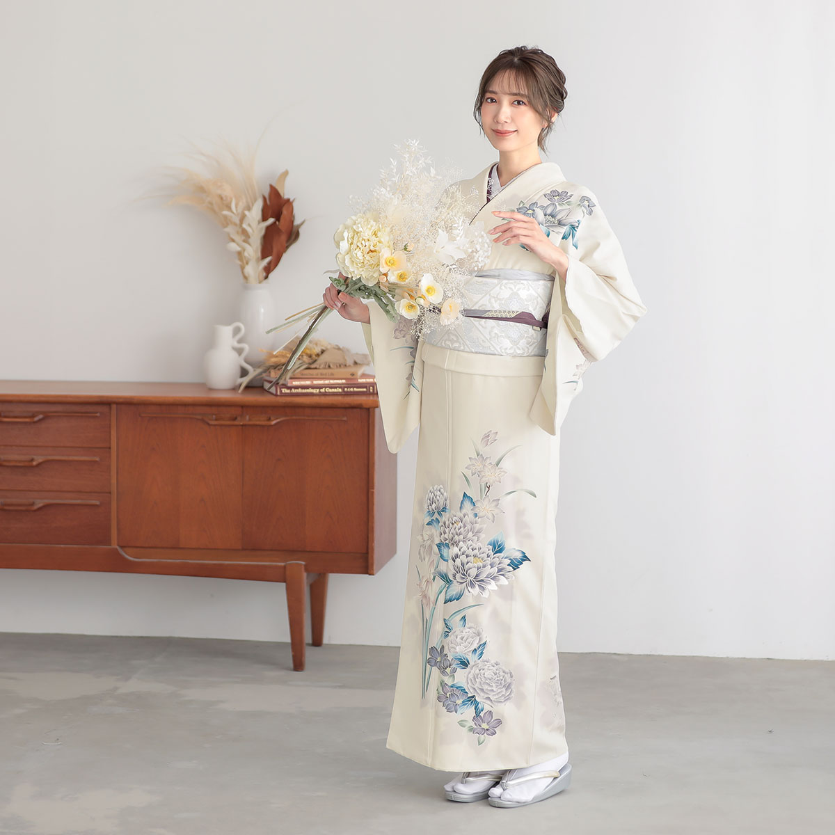 h1392　アイボリー　牡丹にカキツバタ