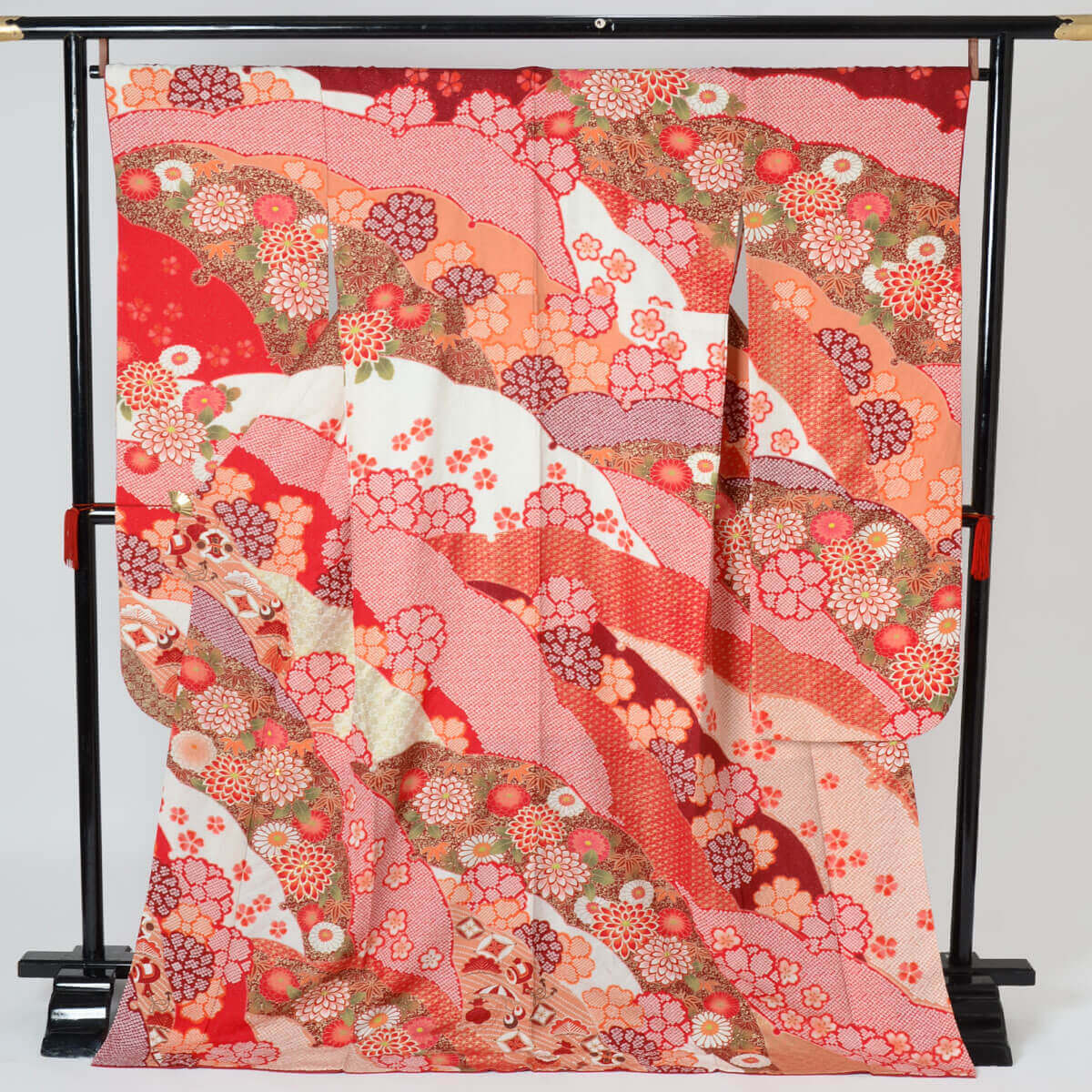 r1918　赤疋田片雪輪菊に宝尽くし☆(絹)